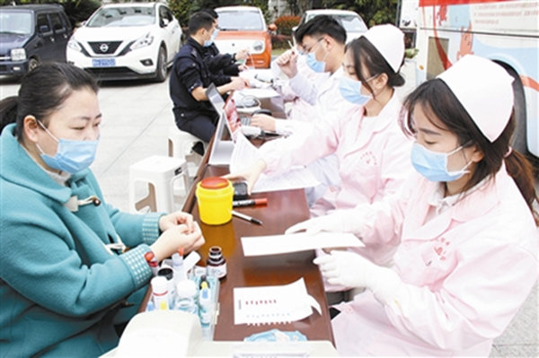 Judicial staff in Jiangxi donate blood for COVID-19 fight