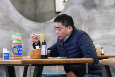 Chengdu residents resume dining out