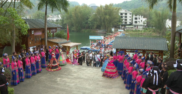 Tourists gather in Bama to celebrate Sanyuesan Festival