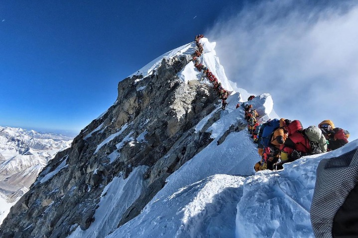 Chinese surveyors set out for remeasuring Mount Qomolangma height