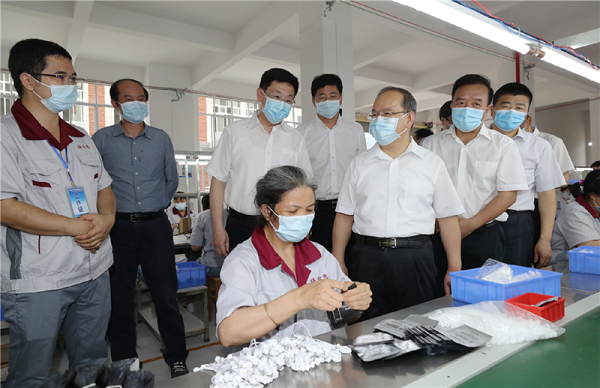 Guangxi top leader guides poverty alleviation in two Hechi counties<BR>