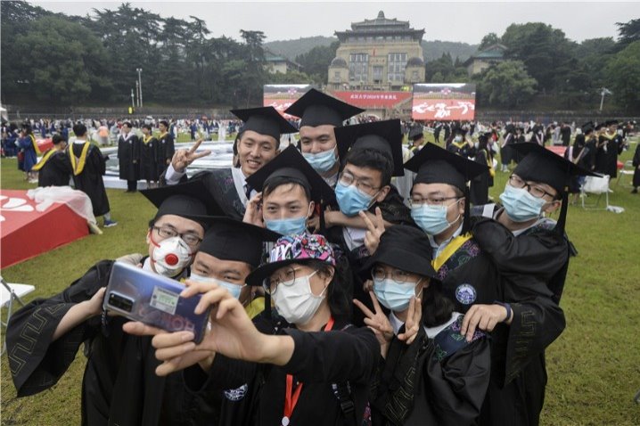 Wuhan University holds commencement ceremony in rain