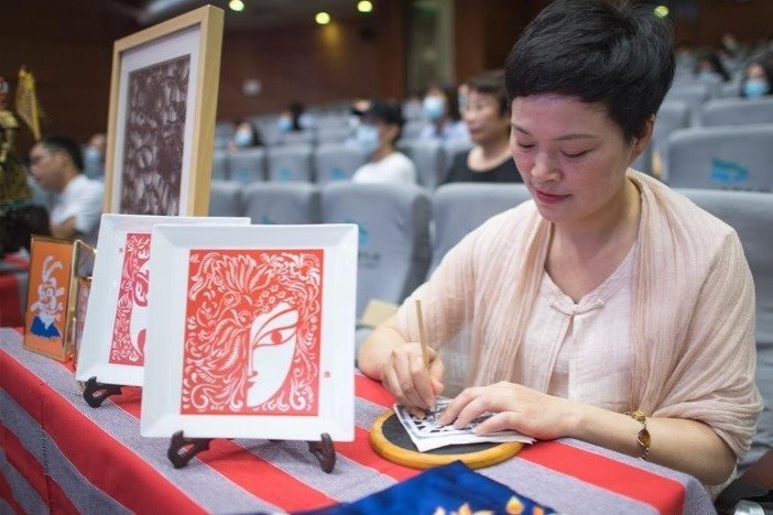 Intangible cultural heritage shopping festival held in Wuhan