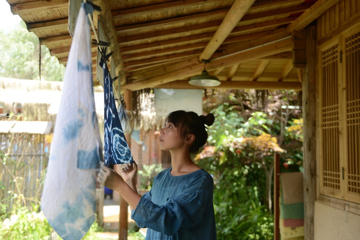 Post-90s woman finds shades of success in dyed textiles