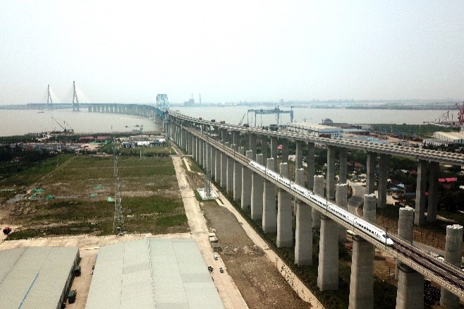 Bridge linking two cities over Yangtze opens