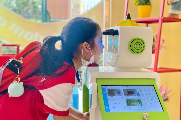 Jiangsu school adopts screening robots for students