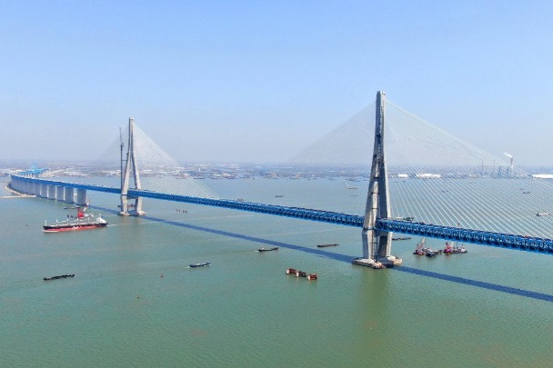 New bridge over Yangtze promises integration