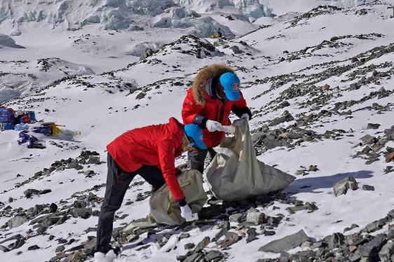 Locals act against plastic waste in Tibet