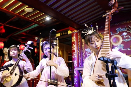 Night tour in Xiamen opens door to ancient charms
