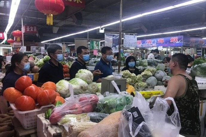 Beijing conducts sampling tests on farm produce markets
