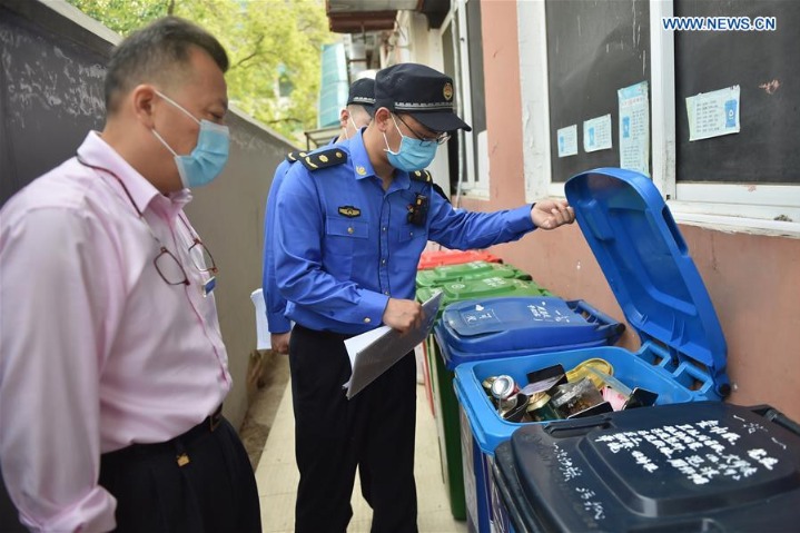 Beijing fines supermarket for not sorting garbage