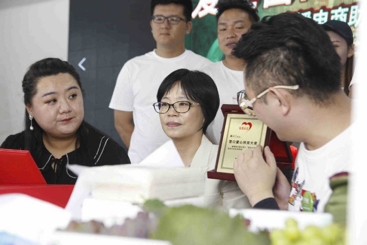 Livestream boosts poverty relief in Liaoning