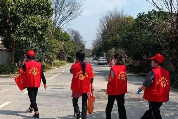 Hangzhou officials offer foreigners a helping hand