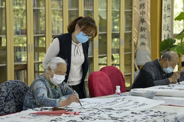 Beijing raises retirement pensions