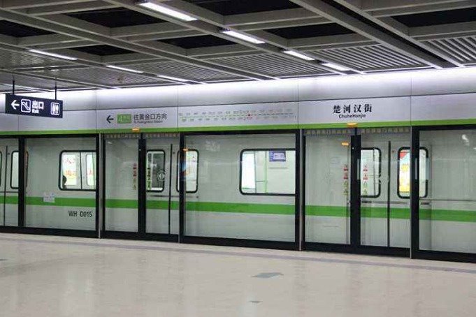 Wuhan bans 'uncivilized behaviors' on subway
