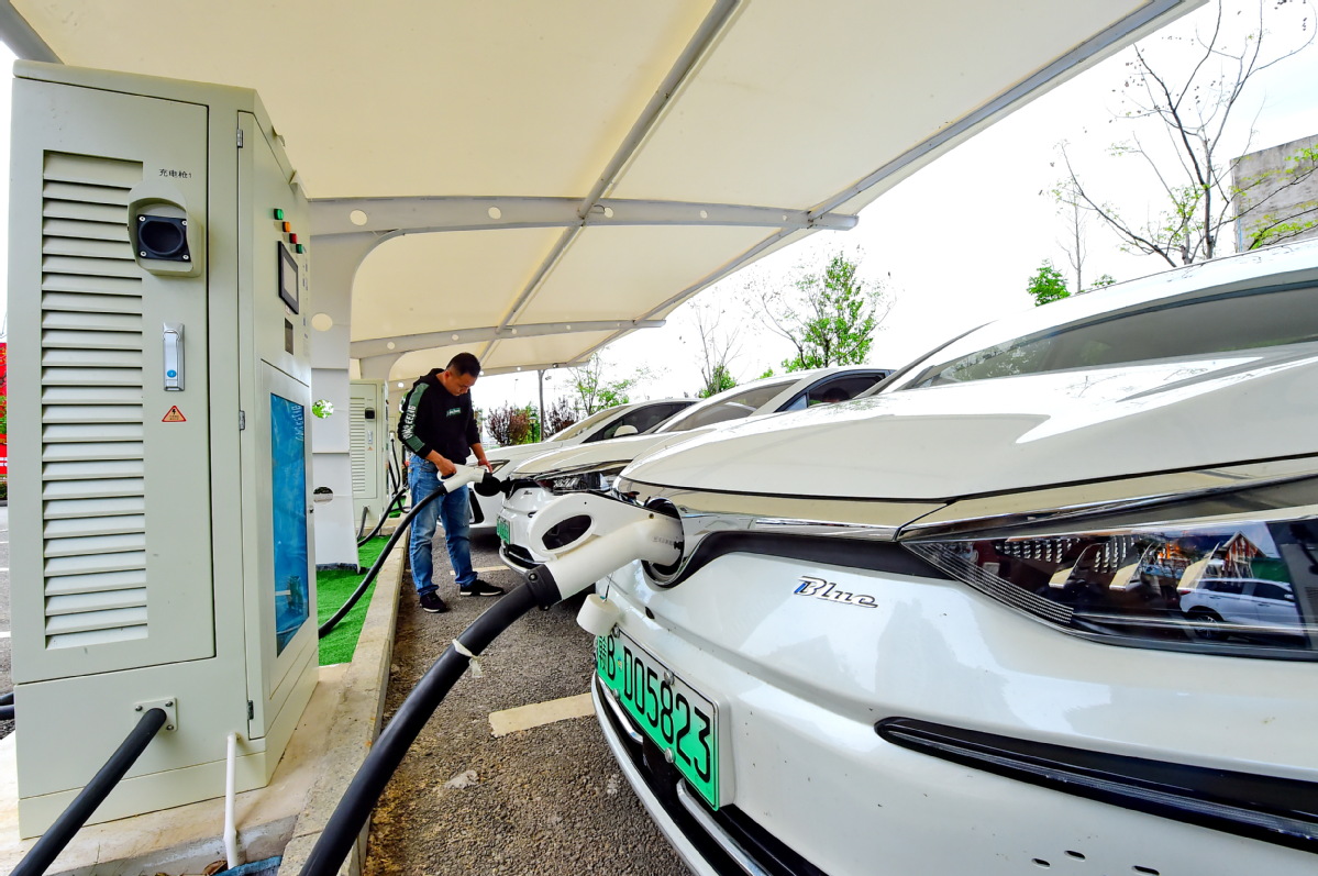 China leads world in electric car charging piles investinchina