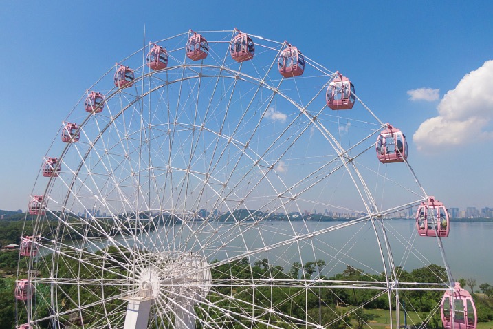Ferris wheel 'Donghu Eye' opens to public in Wuhan