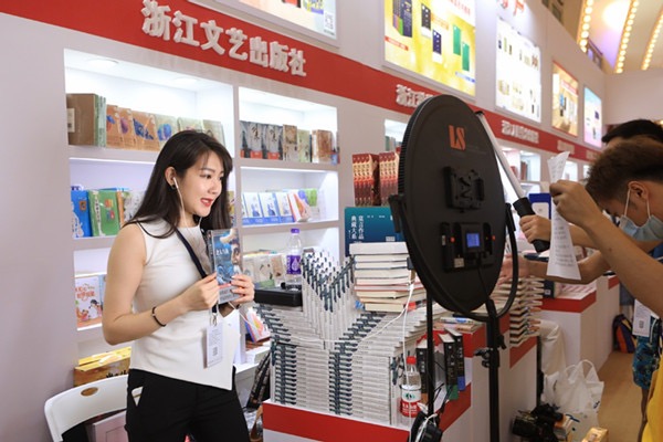 Shanghai Book Fair draws fans on opening day
