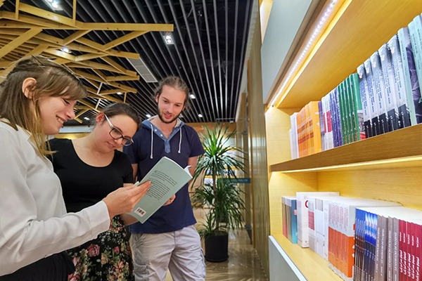 Suzhou opens first library for foreign experts