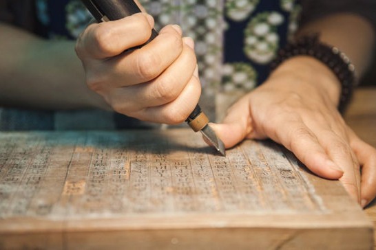Deng Qingzhi: First female inheritor of Jinling scripture engraving art