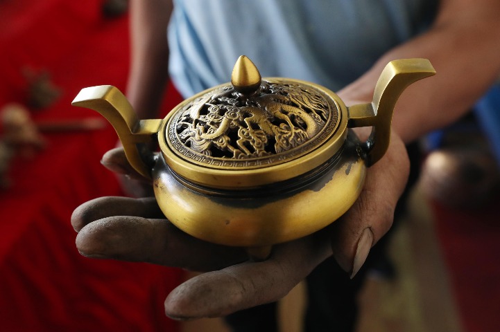 Old bronze craft in Gansu fetches more money