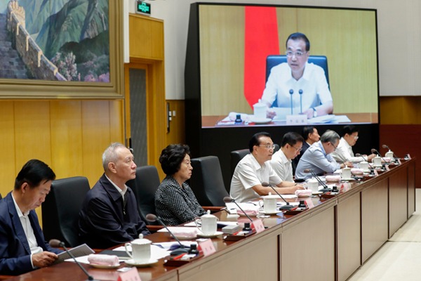 Li pledges better business climate