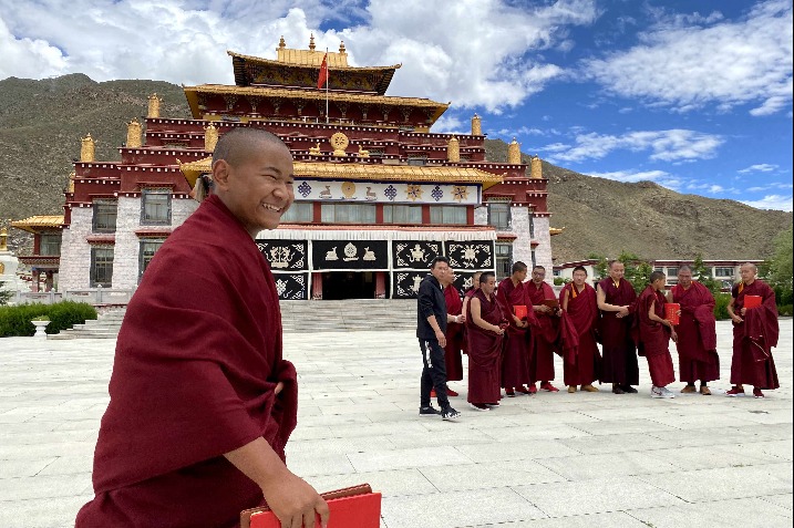 6 Tibetan Living Buddhas receive academic degrees