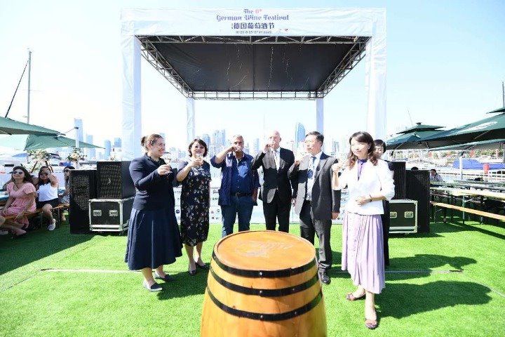 Guests drink up at Qingdao's German Wine Festival