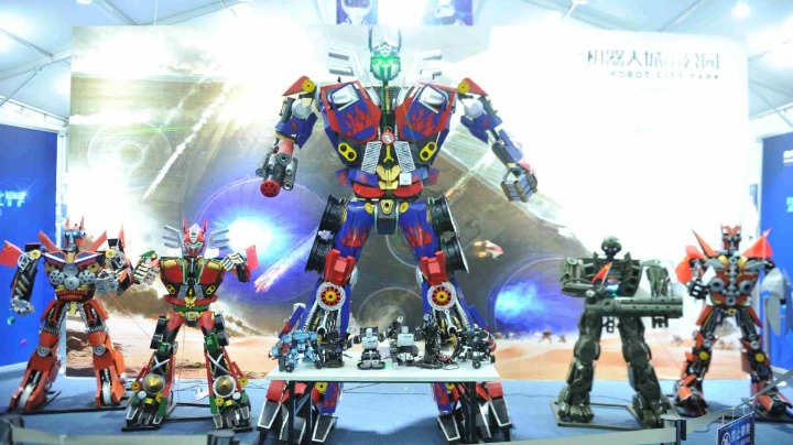 Robots take center stage at Qingdao festival park