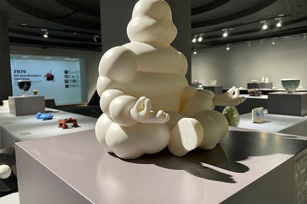 International ceramics exhibition displays 139 artworks in Beijing