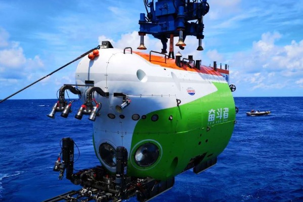 Manned submersible breaks China's diving record