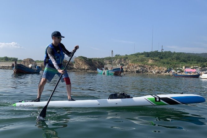 Blissful life on paddleboard draws enthusiasts in Dalian