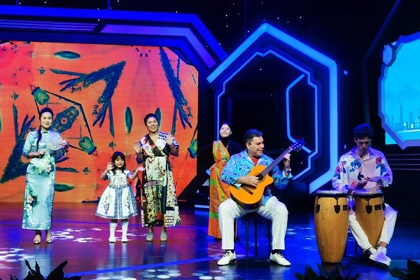 Foreigners take to the stage in Suzhou