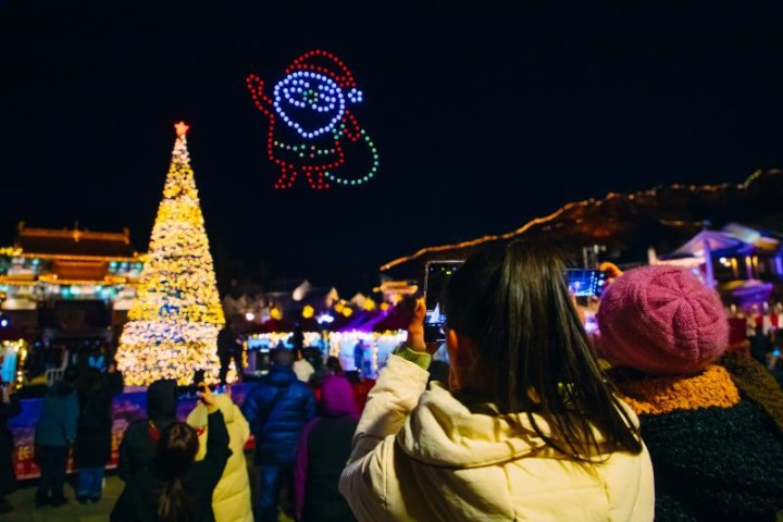 Beijing Wtown kicks off Christmas season