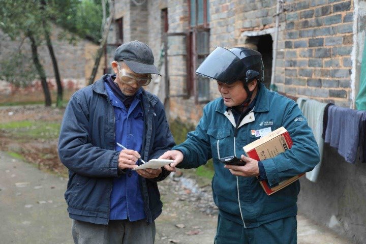 Wuhan mailman went the extra mile to help villagers