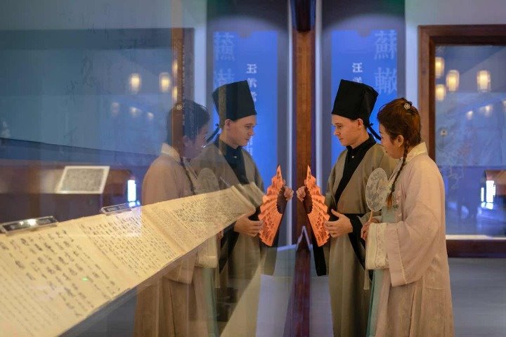 Eight masters on display at Liaoning Museum