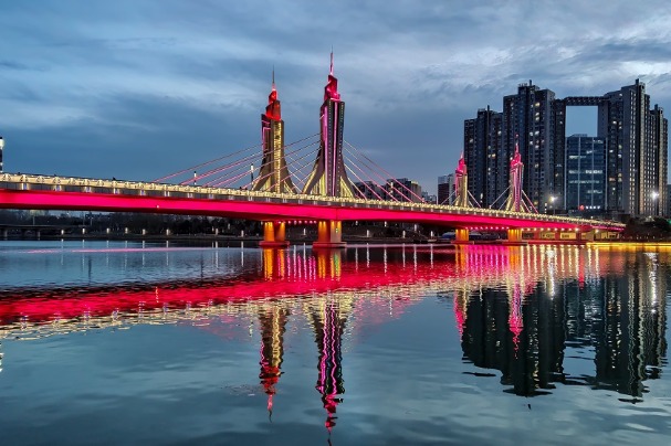 Cyber-celebrated bridge sparkles in Tongzhou