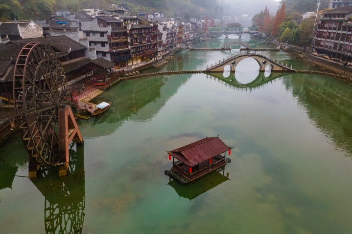 Drizzle adds charms to Fenghuang Ancient Town