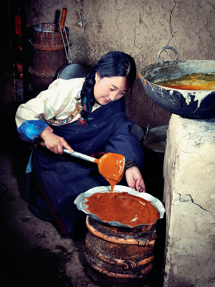 Tibetan Herdswoman Inherits Wisdom of Folk Culture Through Handmade Candies