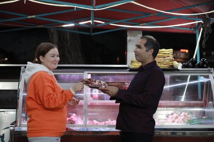 Uygur couple bring Xinjiang flavor to Hubei