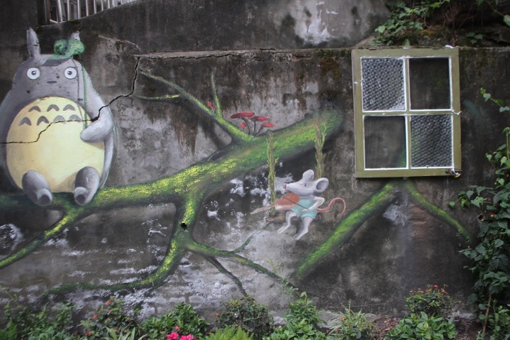 Graffiti peppers the Chongqing streets with plants