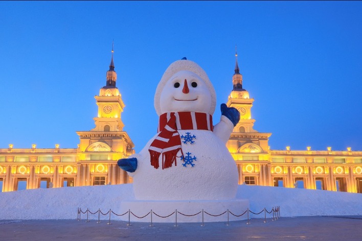 Giant snowman greets visitors in Harbin