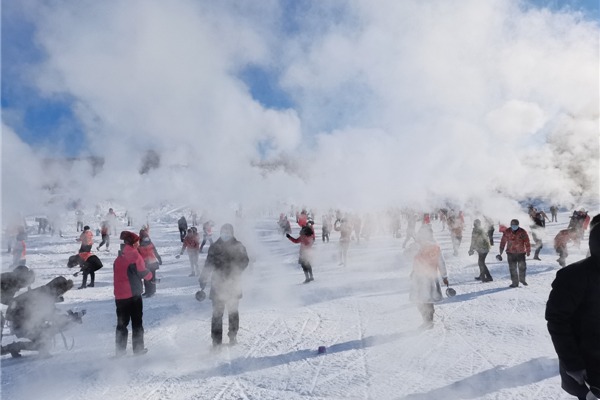 People enjoy icy spectacle in Jilin