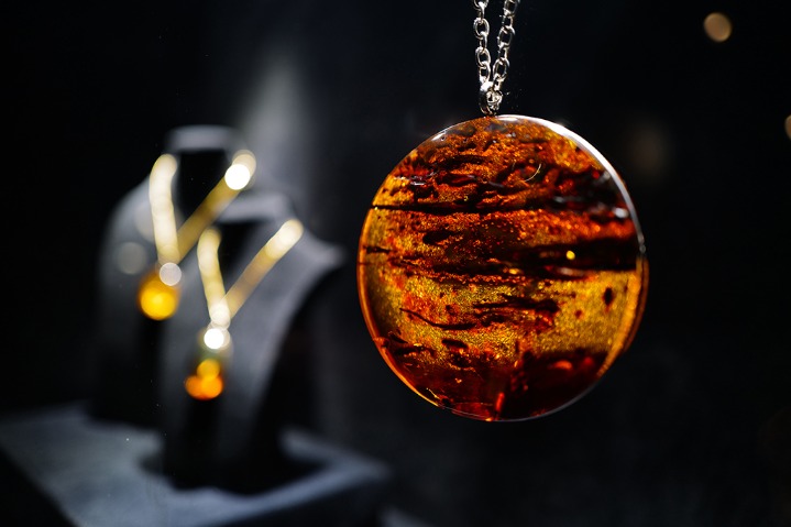 Exhibition highlights more than 800 pieces of amber