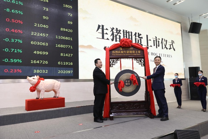 China launches hog futures on Dalian exchange