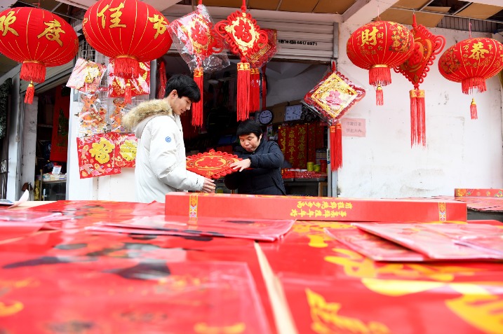 Citizens prepare for Spring Festival despite COVID-19 measures