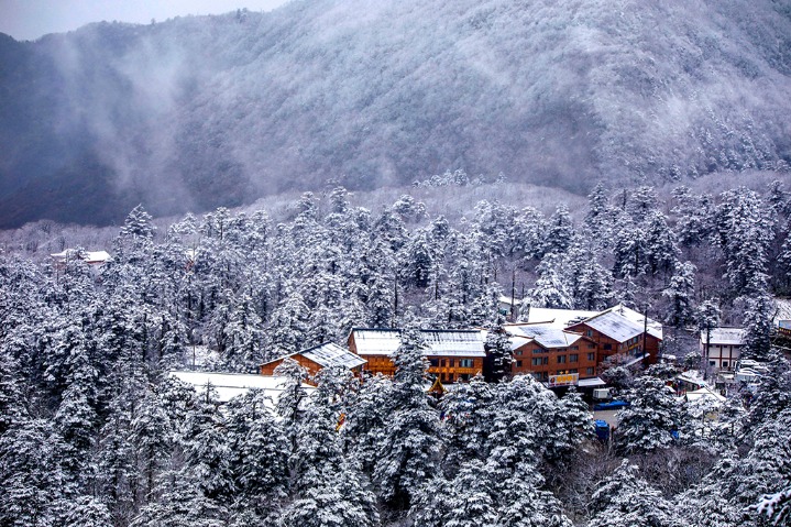 Mount Emei after snow resembles a Chinese ink painting