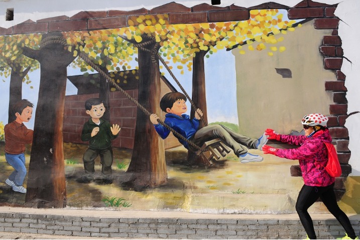 Rural wall paintings recall childhood memories in E China's Shandong