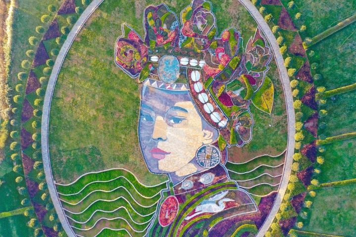 Land painting depicts beautiful ethnic attire in Yunnan