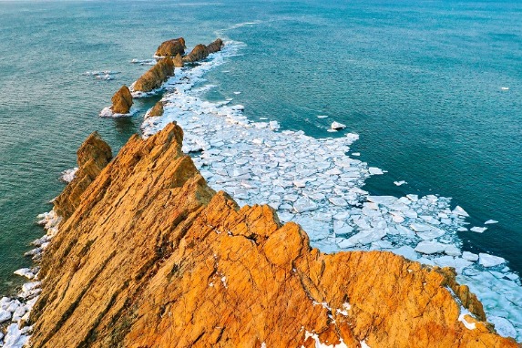 Marine abrasion landform blanketed with ice in Dalian